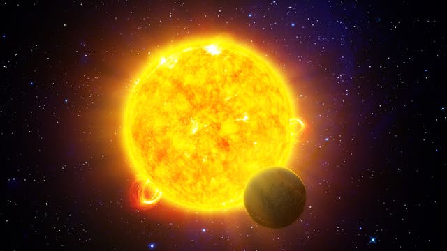 Ein deutlich kleinerer Exoplanet vor einer riesigen grell leuchtenden Exosonne.