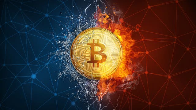 Goldenes Bitcoin-Zeichen, links blauer Hintergrund, Wasser spritzt hervor, rechts roter Hintergrund, Flammen züngeln hervor.