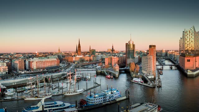 Hamburg, Blick über Sandtorkai, Hafencity, Speicherstadt und Altstadt.