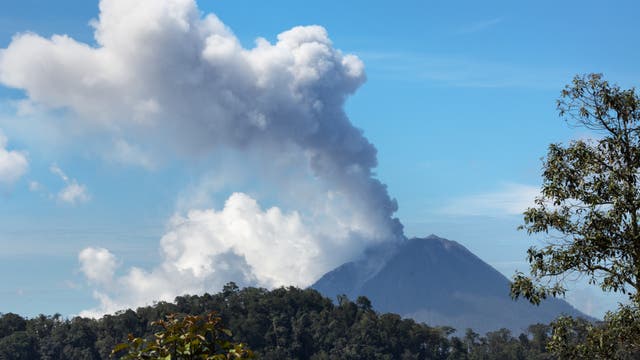 Blick auf den Vulkan Sinabung mit Aschewölkchen über dem Gipfel.