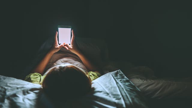 Mit dem Smartphone im Bett