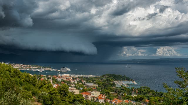 Blick über Split auf die Adria, im Hintergrund dramatische Wolken.