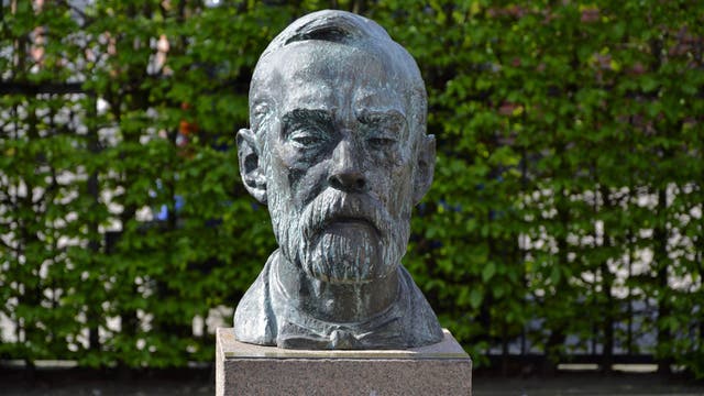 Eine Büste von Alfred Nobel, Chemiker, Erfinder und Stifter der Nobelpreise.