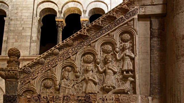 Relief an der Kanzel in der Kathedrale von Bitonto, aufgereiht sind vier Staufer-Könige.