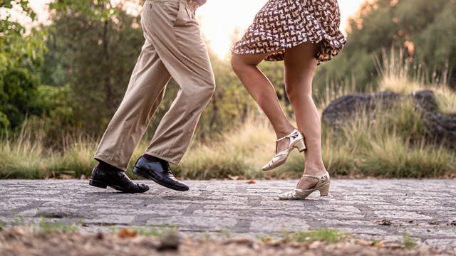 Beine eines Paares, das im Freien tanzt
