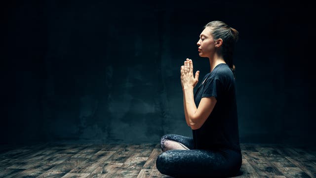 Der Lotussitz gilt als optimale und eine der neun Sitzhaltungen für die Meditation.