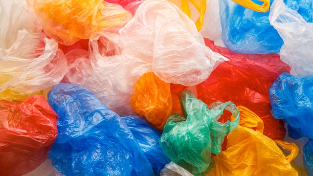 Ein Blick auf eine Sammlung verschieden farbiger Plastiktüten, die kreuz und quer durcheinander liegen