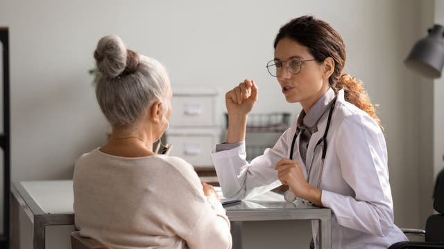 Ärztin im Gespräch mit älterer Patientin