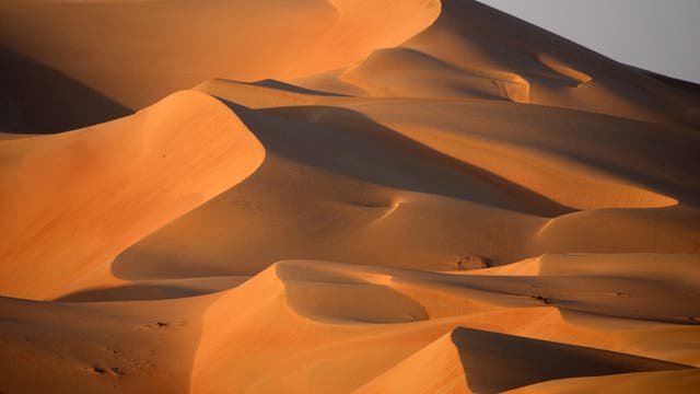 Sanddünen in der Wüste von Abu Dhabi