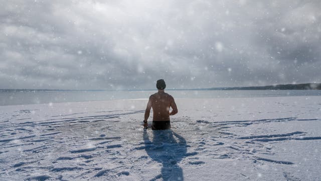 Mann badet in Eiswasser