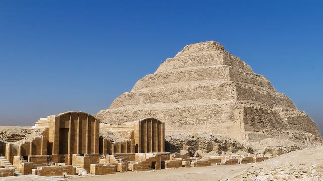 Der Pyramidenkomolex von König Djoser mit Scheintempeln und seiner Stufenpyramide, erbaut um 2700 v. Chr. in Sakkara.