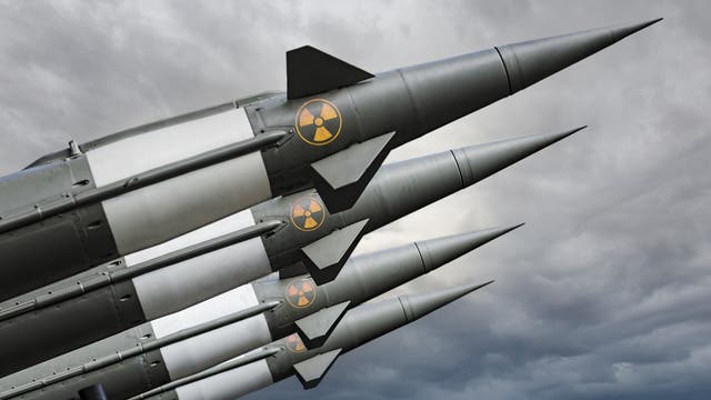 Eine Reihe von Raketen mit Nuklear-Logo auf der Verkleidung.