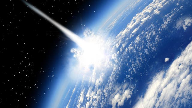 Künstlerische Darstellung des Blicks aus dem Orbit auf einen gerade auf dem Erdenrund einschlagenden Meteoriten, der eine Art symbolischen Schweif hinter sich herzieht. Real wäre das Bild komplett weiß, weil so ein Impakt doch ein bisschen heller ist als hier suggeriert.