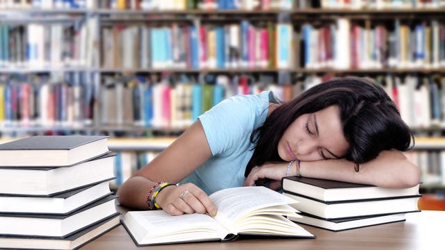 Schülerin schläft 