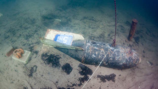 Eine alte russische Bombe liegt unter Wasser