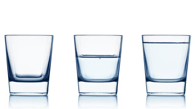 Drei Gläser: Voll, halb voll und leer