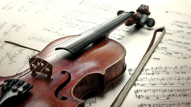 Violine auf Notenblättern