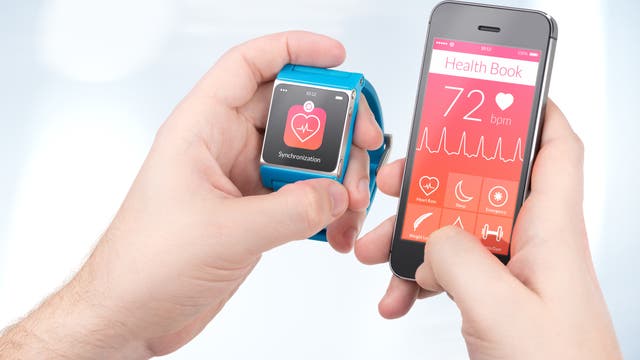 Links eine Smartwatch, rechts ein Smartphone, die Daten aufeinander übertragen.