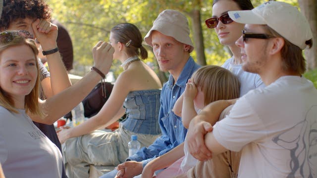 Eine Gruppe junger Menschen beim Picknick im Park