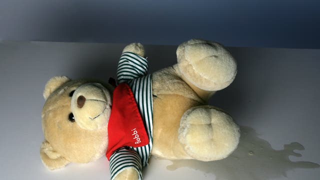 Teddy mit Pfütze - Symbol für Bettnässen