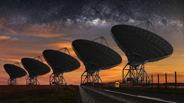 Radioteleskope vor Sternenhimmel