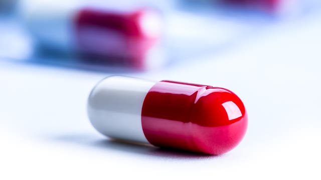 Pillenkapseln in weiß-rot