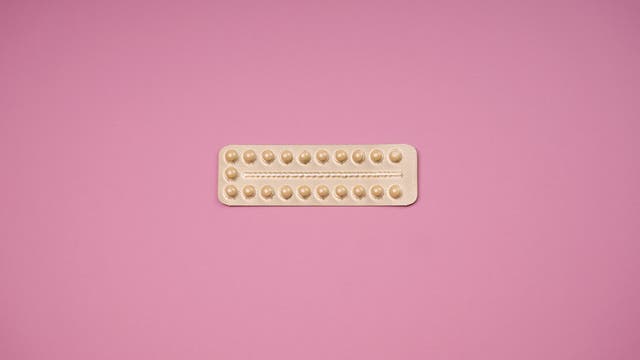 Blisterpackung für die Pille vor rosafarbenem Hintergrund