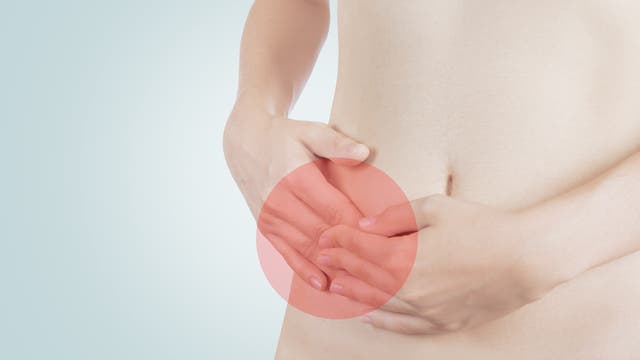 Der nackte Bereich zwischen Brust und Unterleib, die Hände liegen schützend auf dem Bauch in dem Bereich, in dem sich der Blinddarm befindet.