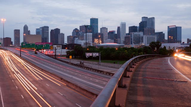 Im Vordergrund Freeways, im Hintergrund die Skyline von Houston