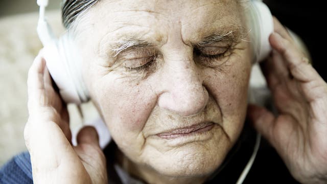 Seniorin hört Musik