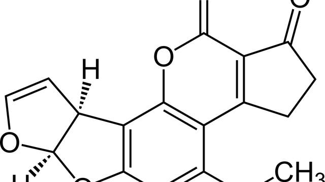 Eine chemische Strukturformel, die mehrere Ringe und funktionelle Gruppen zeigt. Die Struktur enthält zwei Sauerstoffatome, die an Carbonylgruppen gebunden sind, sowie eine Methoxygruppe mit der Formel CH₃O. Es gibt auch zwei Wasserstoffatome, die durch Keilstriche hervorgehoben sind, was auf ihre stereochemische Ausrichtung hinweist. Die Ringe sind miteinander verbunden und bilden ein komplexes Molekül.