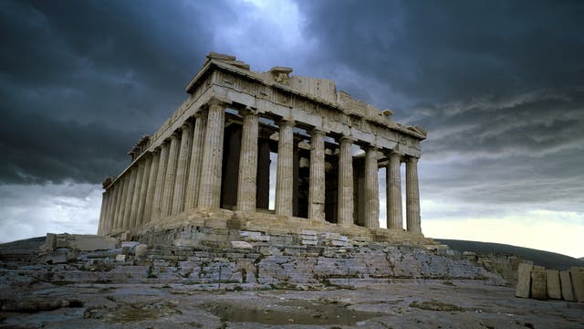 Dunkle Wolken über der Akropolis und Athen