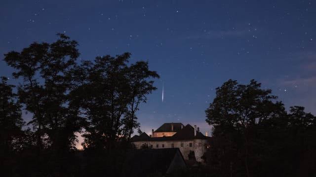 Perseiden-Meteor über Schloss Albrechtsberg