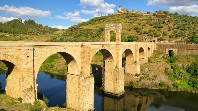 Römische Steinbogenbrücke in Alcantara