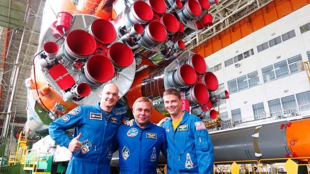 Alexander Gerst mit Kollegen vor Sojus-Rakete