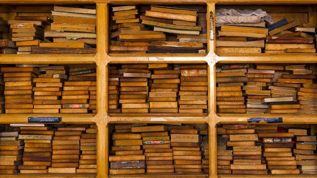 Ein Regal mit alten Büchern