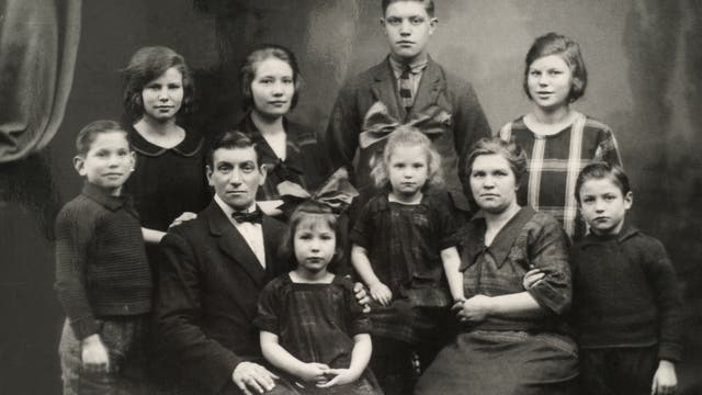 Altes Familienporträt mit vielen Kindern