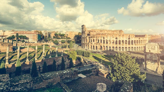 Antike Säulen am Colosseum in Rom