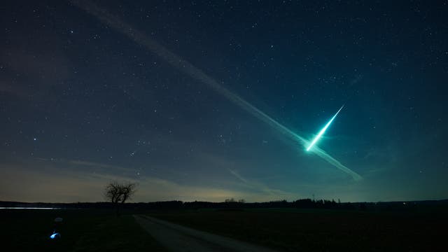 Aufnahme einer hellen Feuerkugel am Himmel