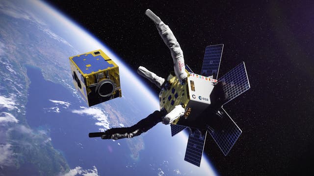 Ein Satellit mit vier Roboterarmen nähert sich einem kleineren, würfelförmigen Satelliten im Weltraum über der Erde. Der größere Satellit trägt das Logo der ESA (Europäische Weltraumorganisation) und hat mehrere Solarpaneele. Die Erde ist im Hintergrund sichtbar, mit klaren Details von Landmassen und Wolken.