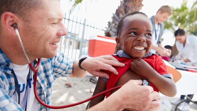 Arzt untersucht Kind in Afrika