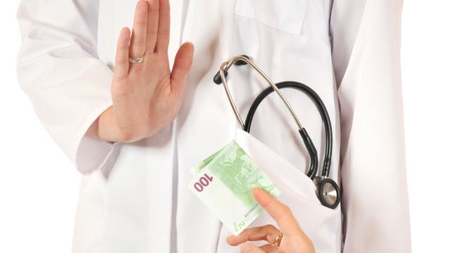 Arzt lehnt Geldzahlung ab
