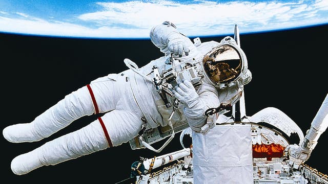 Astronaut bei Außenbordeinsatz