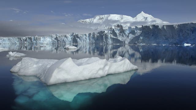 Eisberg vor der antarktischen Küste