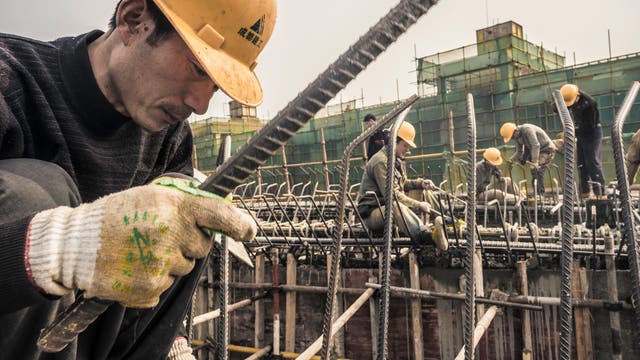 Chinesische Arbeiter errichten in Chengdu ein Gebäude