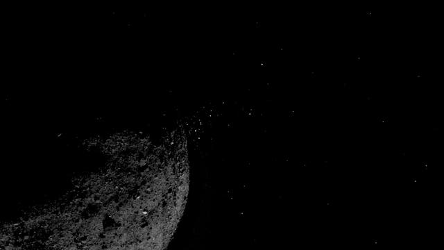 Kleinere und größere Steinchen fliegen von der Oberfläche des Asteroiden Bennu ins All. Der Grund ist unklar.