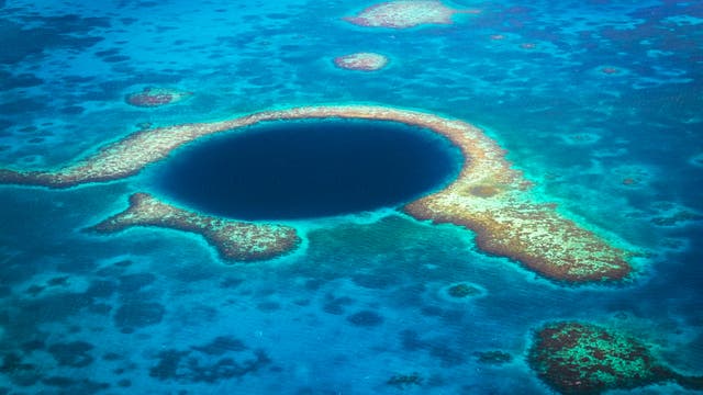 Das Sinkloch Blue Hole vor Belize in der Karibik