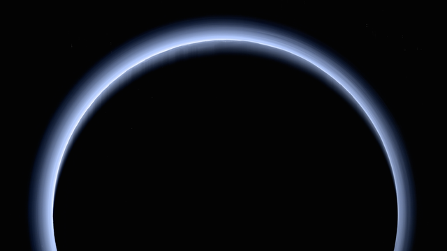Ein Rückblick von New Horizons auf Pluto zeigt dessen Atmosphäre