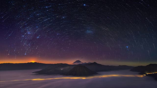 Sternenbahnen über dem Mount Bromo