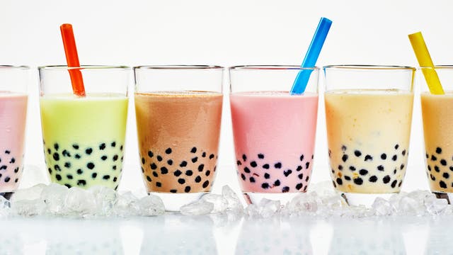 Bubble Tea, ein Mixgetränk aus Tee, Milch und Fruchtsirup, enthält als Besonderheit so genannte Popping Bobas, die beim Kauen zerplatzen.